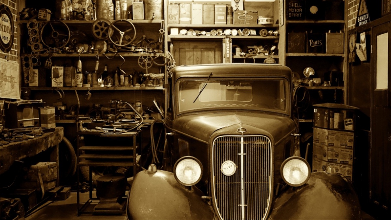 vitrine-LE MUY-min_antique_auto_automobile_automotive_car_classic_equipment_fix-1169797