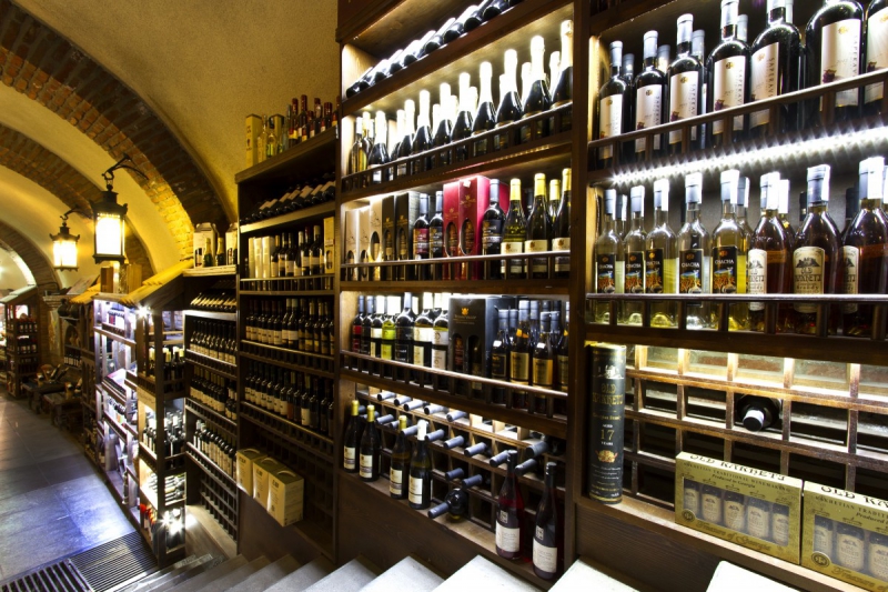 vitrine-LE MUY-min_world_street_travel_shop_canon_georgia_wine_bottles-429767
